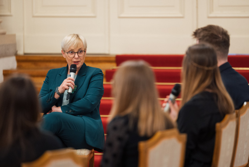 Pogovor predsednice s študenti Filozofske fakultete.