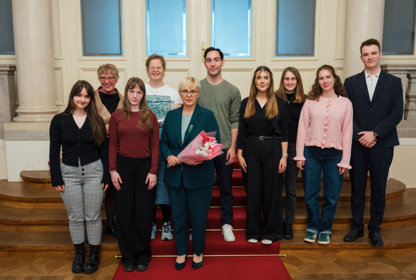 Skupinska fotografija predsednice s študenti Filozofske fakultete.