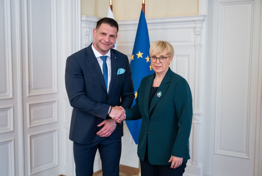 Predsednik Državnega zbora RS in predsednica republike se rokujeta.