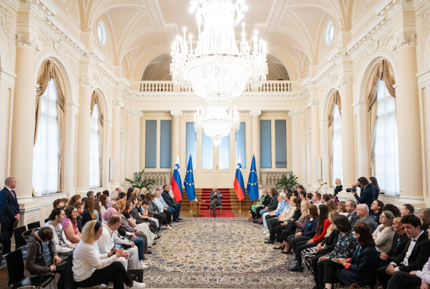 Predsednica republike med pogovorom s predstavniki širše avtistične skupnost. 