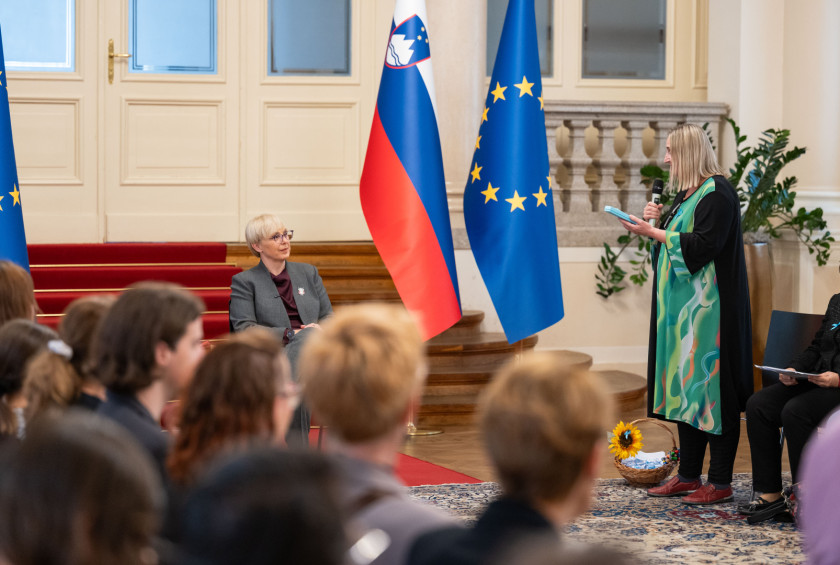 Predsednica Društva ASPI Maja Weiss med zahvalo predsednici republike za sprejem avtistične skupnosti v Predsedniški palači. 