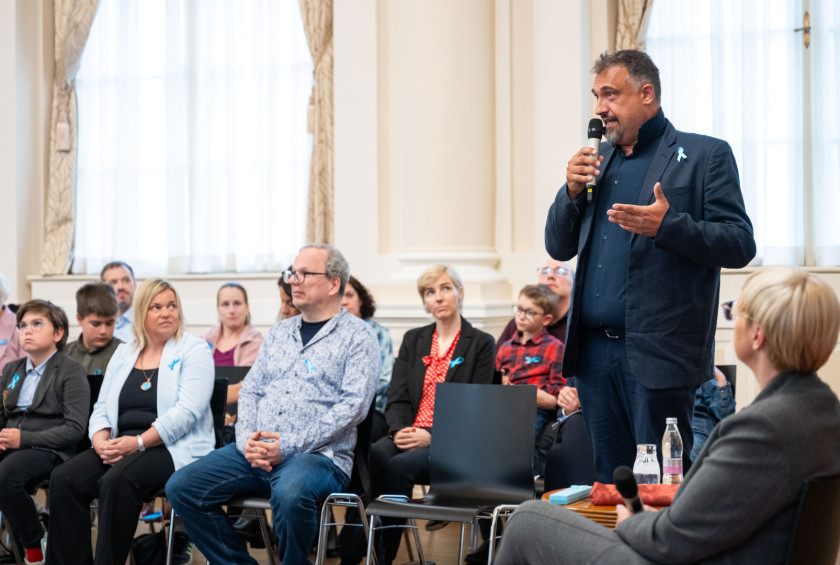 Predsednica republike med pogovorom s predstavniki širše avtistične skupnosti. Predsednik Zveze društev za avtizem Slovenije dr. Primož Vavpetič med nagovorom predsednice republike. 
