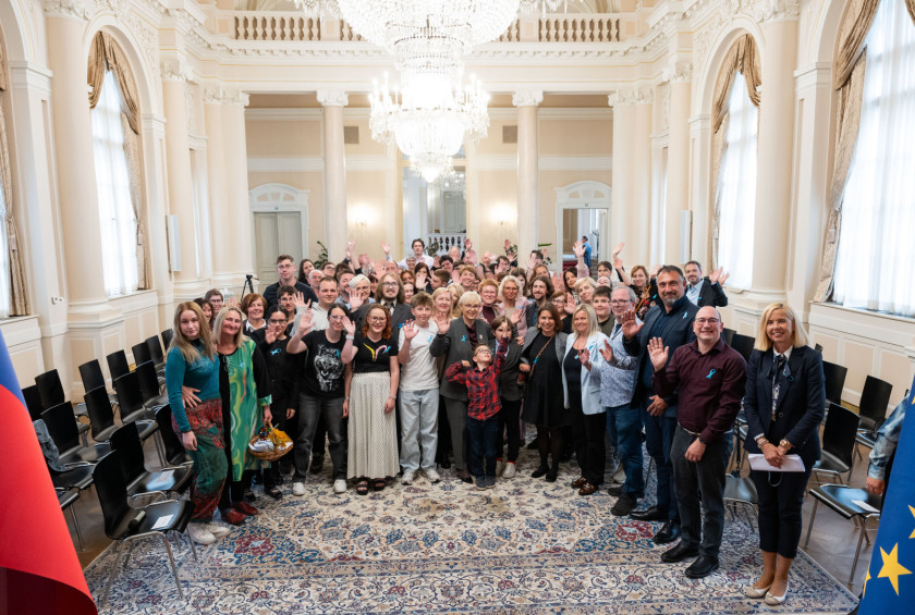 Skupinska fotografija predsednice republike in predstavnikov širše avtistične skupnosti. 