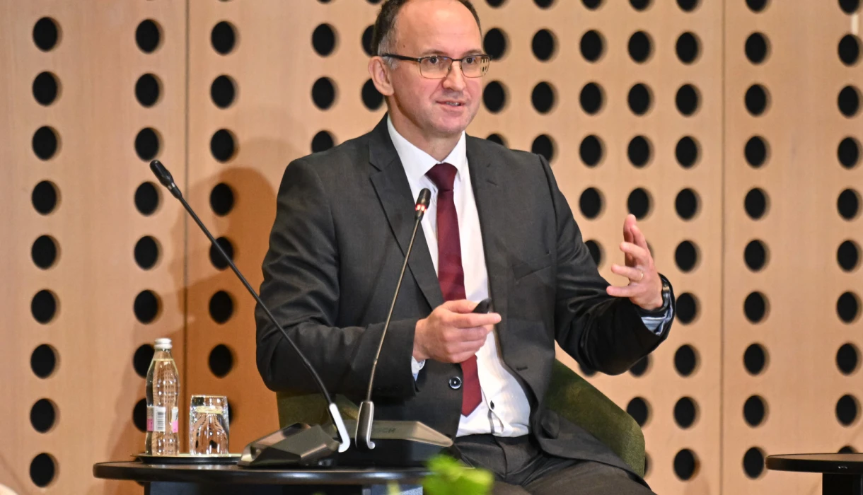 Panelist Danijel Skočaj nagovarja zbrane na forumu.