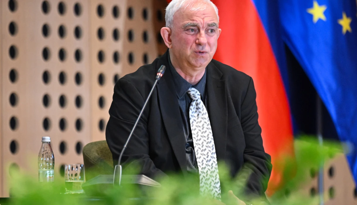 Panelist Sašo Džeroski nagovarja zbrane na forumu.