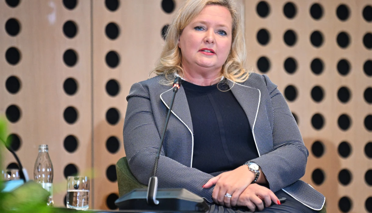 Panelistka Vasilka Sancin nagovarja zbrane na forumu.