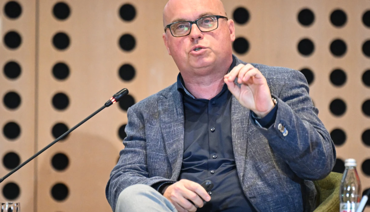 Panelist Dan Podjed nagovarja zbrane na forumu.