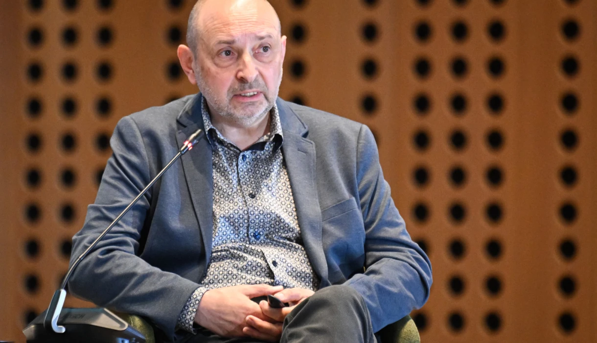 Panelist Ernest Ženko nagovarja zbrane na forumu.