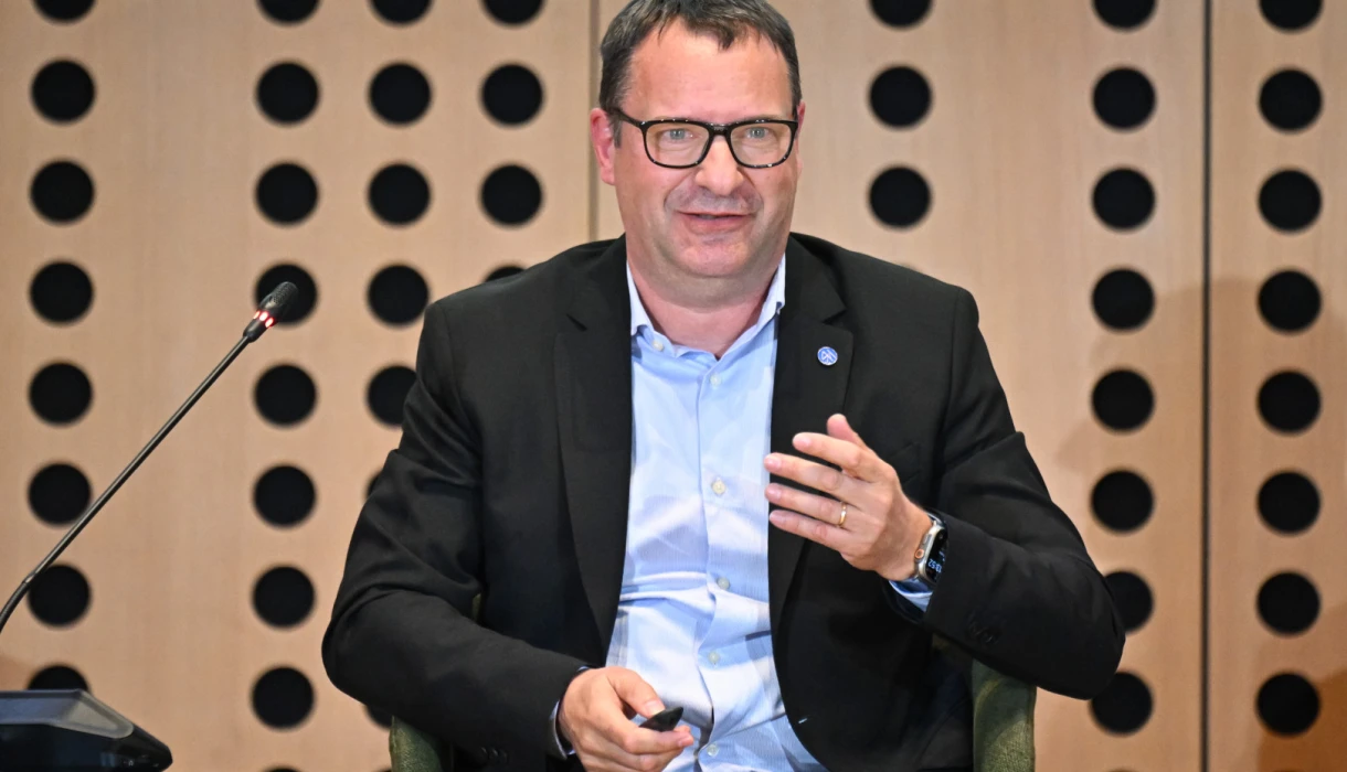 Panelist Blaž Zupan nagovarja zbrane na forumu.