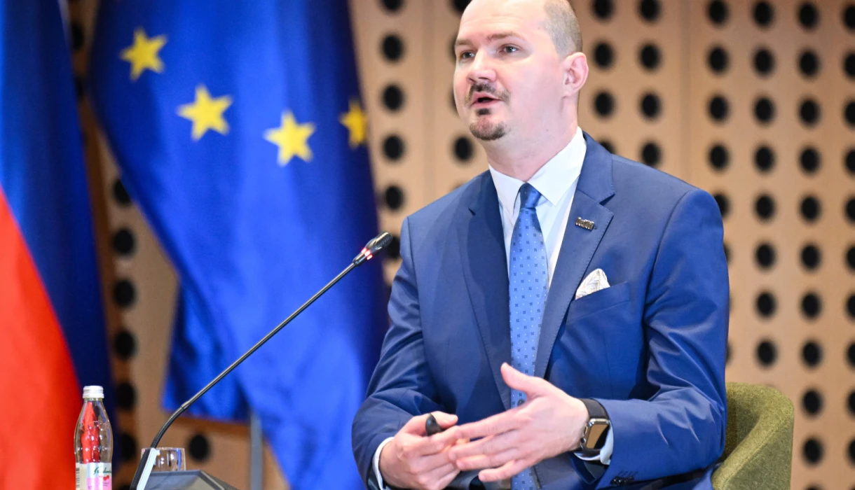 Panelist Uroš Ocepek nagovarja zbrane na forumu.