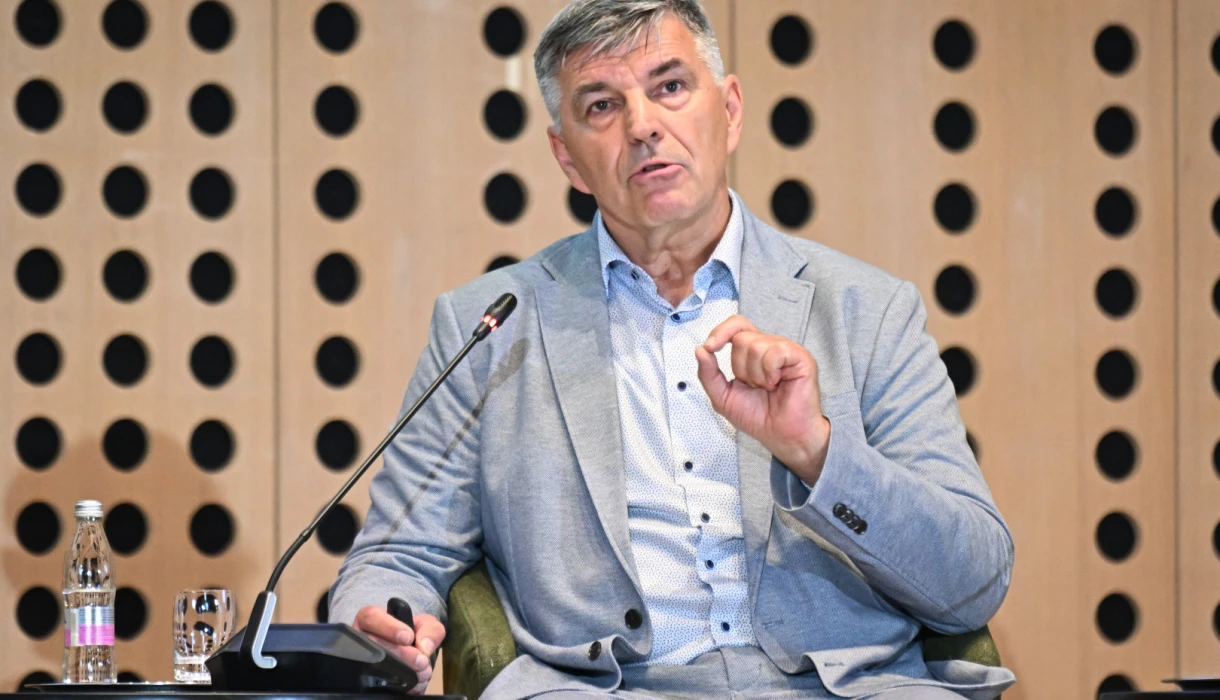 Panelist Radovan Kranjc nagovarja zbrane na forumu.