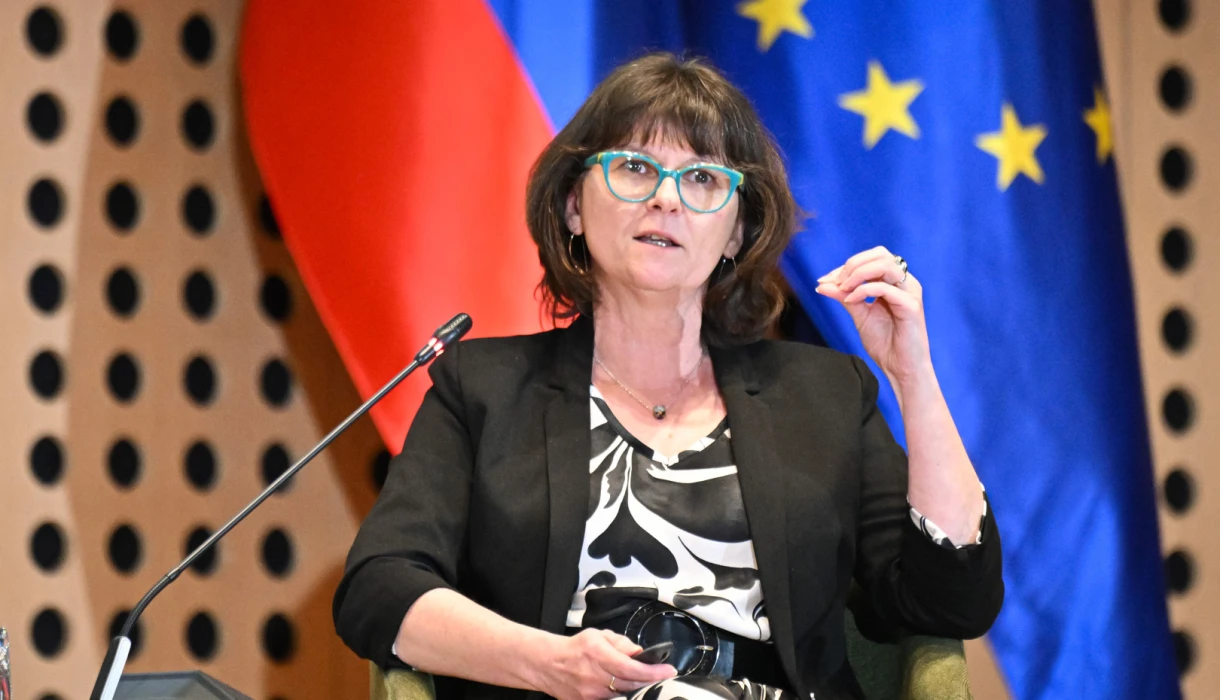 Panelistka Maja Vičič Krabonja nagovarja zbrane na forumu.