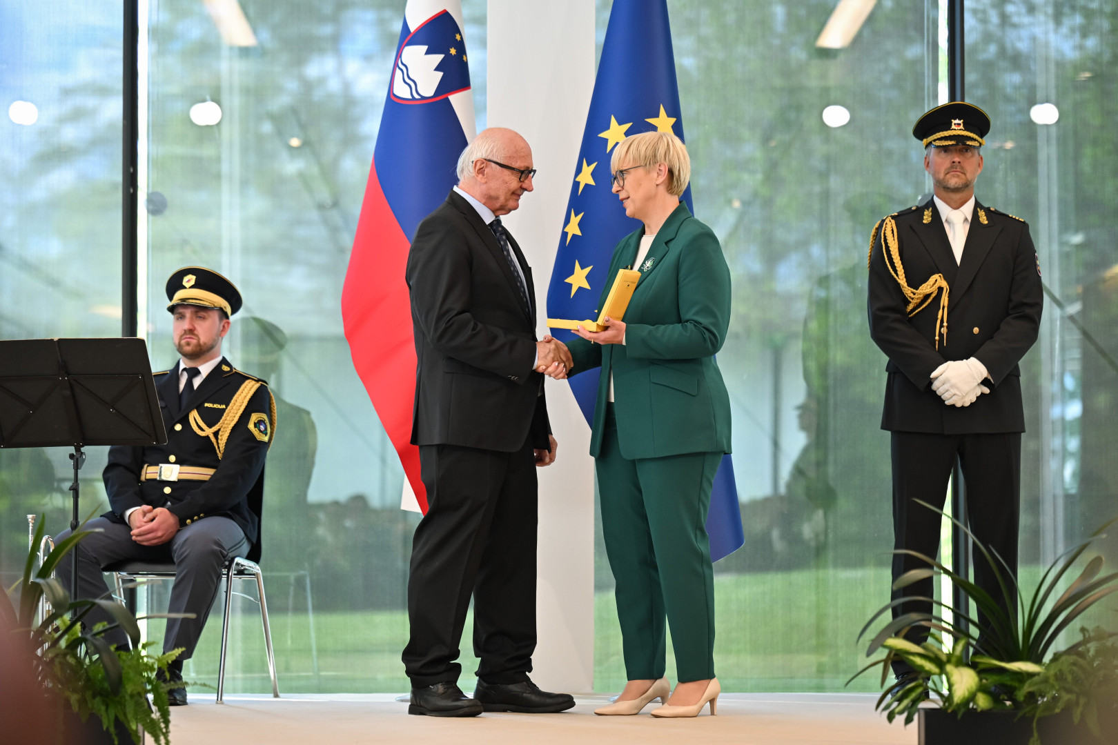 Predsednica republike vroča odlikovanje dr. Bratku.