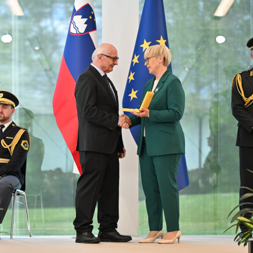 Predsednica republike vroča odlikovanje dr. Bratku.