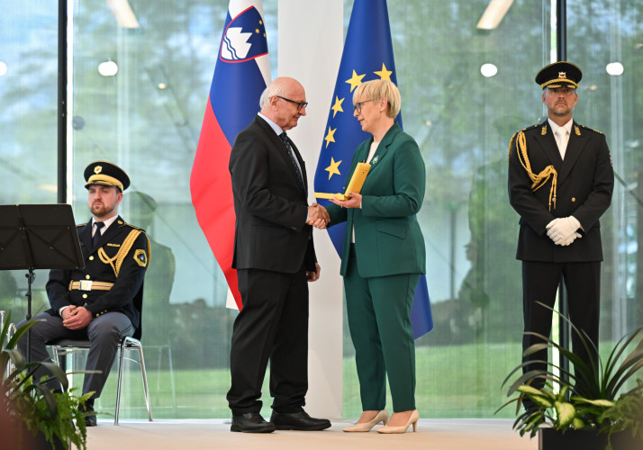 Predsednica republike vroča odlikovanje dr. Bratku.
