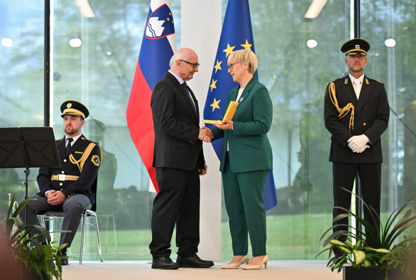 Predsednica republike vroča odlikovanje dr. Bratku.
