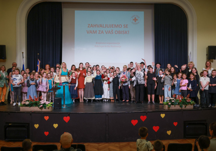 Skupinska fotografija vseh nastopajočih s predsednico republike.
