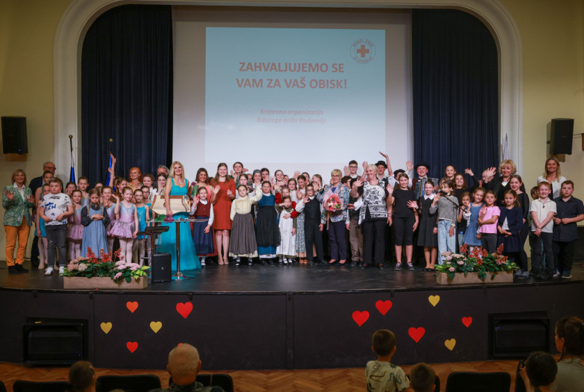 Skupinska fotografija vseh nastopajočih s predsednico republike.
