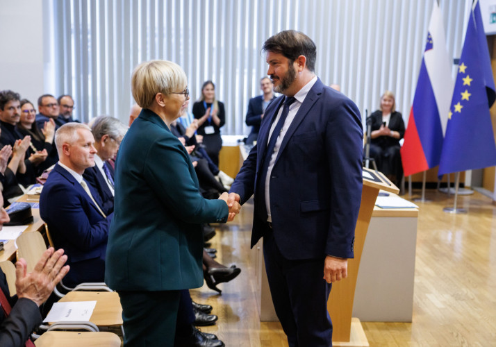 Predsednica republike se rokuje z Zagovornikom načel enakosti.