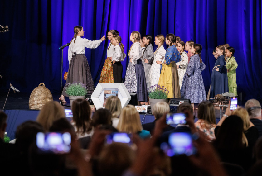 Plesni nastop folklorne skupine iz Osnovne šole Tabor I.