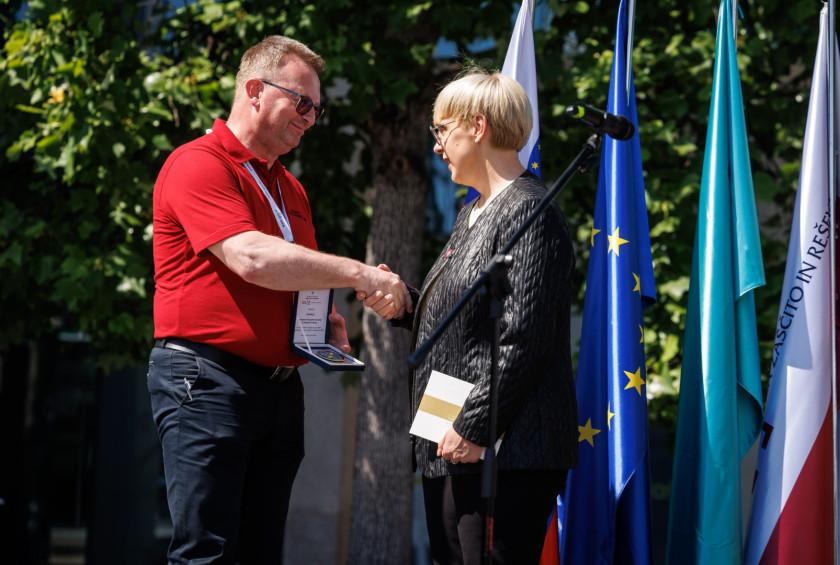 Predsednica se rokuje z gospodom Behinom.