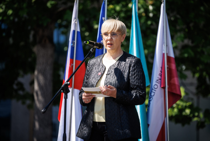 Predsednica ima govor pred zastavami.