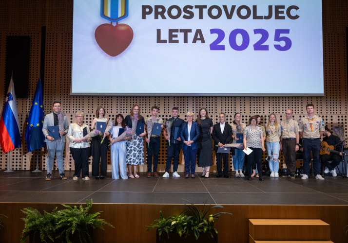 Skupinska fotografija razglašenih prostovoljcev leta 2025 s predsednico republike in predsednico Mladinskega sveta Slovenije Evo Kotnik. 