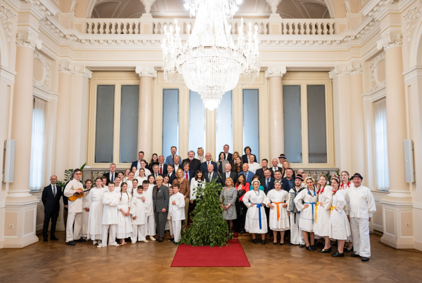 Skupinska fotografija udeležencev sprejema.