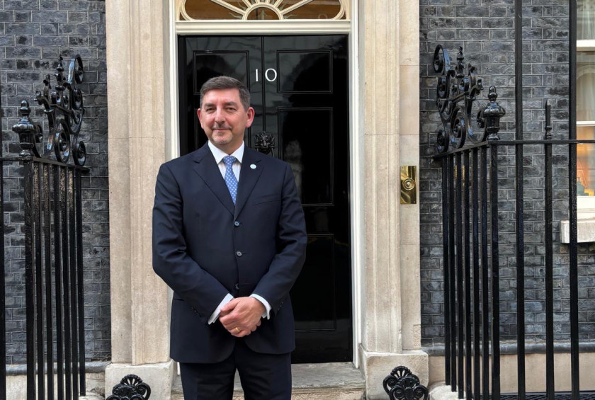 Fotografija soproga pred vrati Downing street 10.