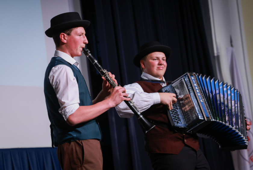Glasbena točka v izvedbi Mateja Grilja na diatonični harmoniki ob spremljavi klarineta.