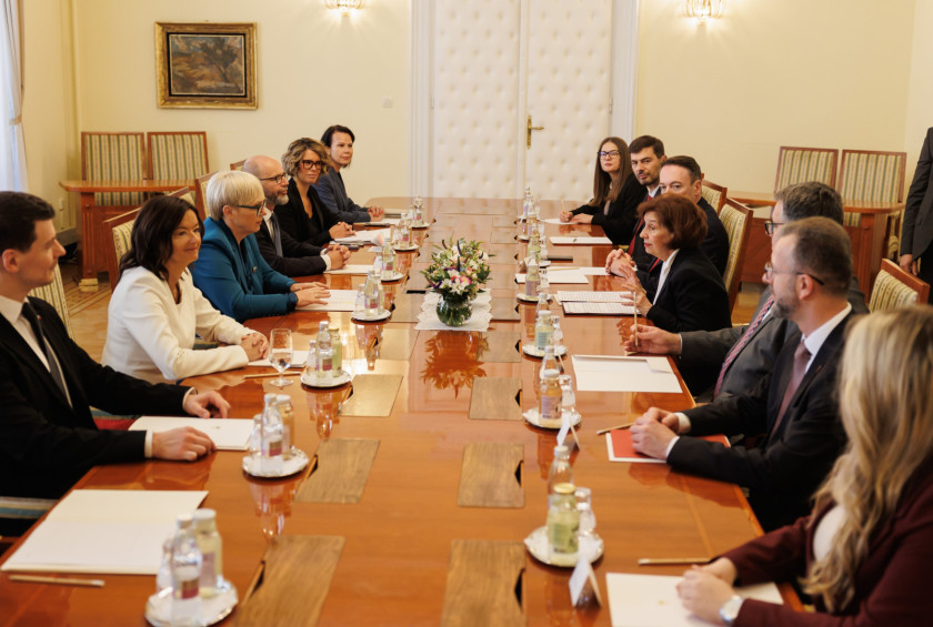 Pogovor slovenske in makedonske predsednice z delegacijama.