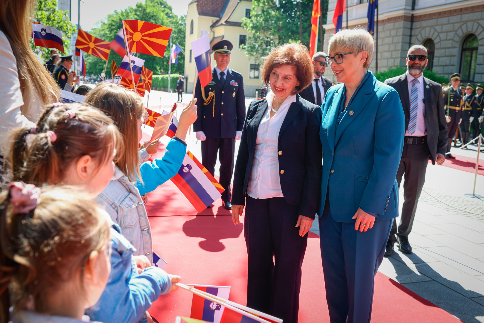 Predsednico Republike Severne Makedonije so prišli pozdraviti tudi otroci. Na fotografiji pogovor obeh predsednic z otroki. ja predsednica Pirc Musar. 