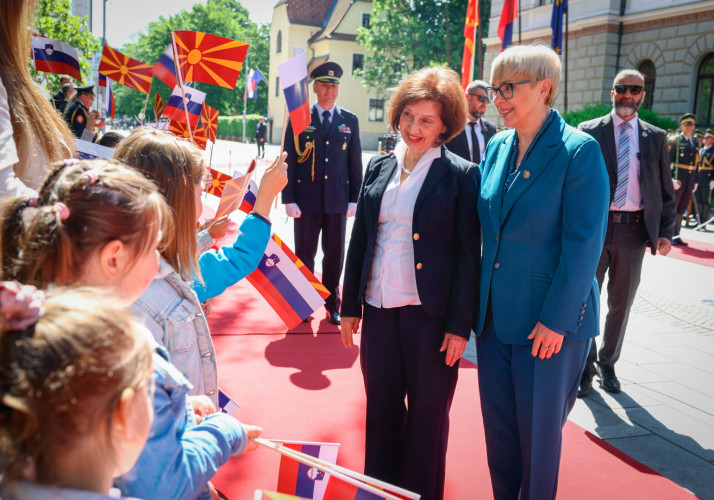 Predsednico Republike Severne Makedonije so prišli pozdraviti tudi otroci. Na fotografiji pogovor obeh predsednic z otroki. ja predsednica Pirc Musar. 