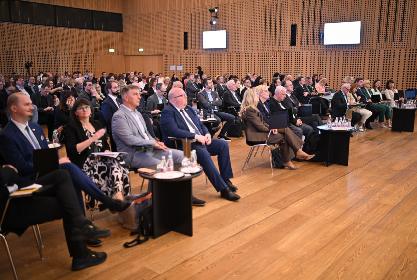 Udeleženci 6. Predsedničinega forumu. 