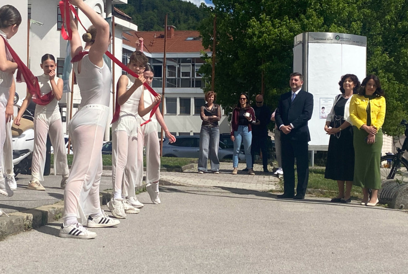 Dr. Musar stoji, ob njem dve gospe, na levi pa mladi nastopajoči.