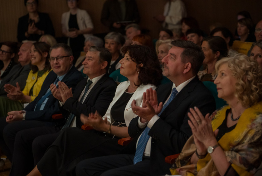Dr. Musar sedi v prvi vrsti z ostalimi gosti v dvorani in ploska.