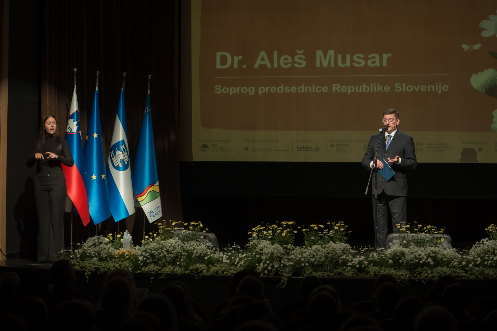 Dr. Musar ima govor na odru.