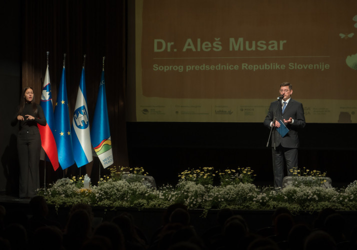 Dr. Musar ima govor na odru.