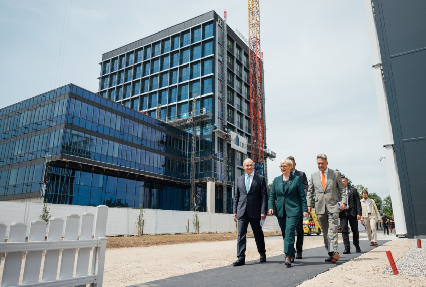 Predsednica republike ob prihodu na prizorišče novega razvojnega centra podobnih bioloških zdravil družbe Lek - Sandoz. Na njeni levi Gilbert Ghostine in na desni Richard Saynor.