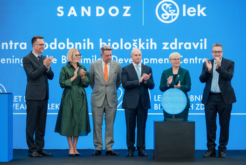 Predsednica republike z vodstvom podjetja Lek - Sandoz (od leve: Gregor Makuc, Violeta Gabrijelčič,Richard Saynor, Gilbert Ghostine)
