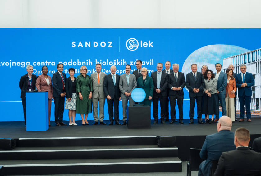 Skupinska fotografija predsednice republike s širšim vodstvom podjetja Lek - Sandos in drugimi visokimi gosti.