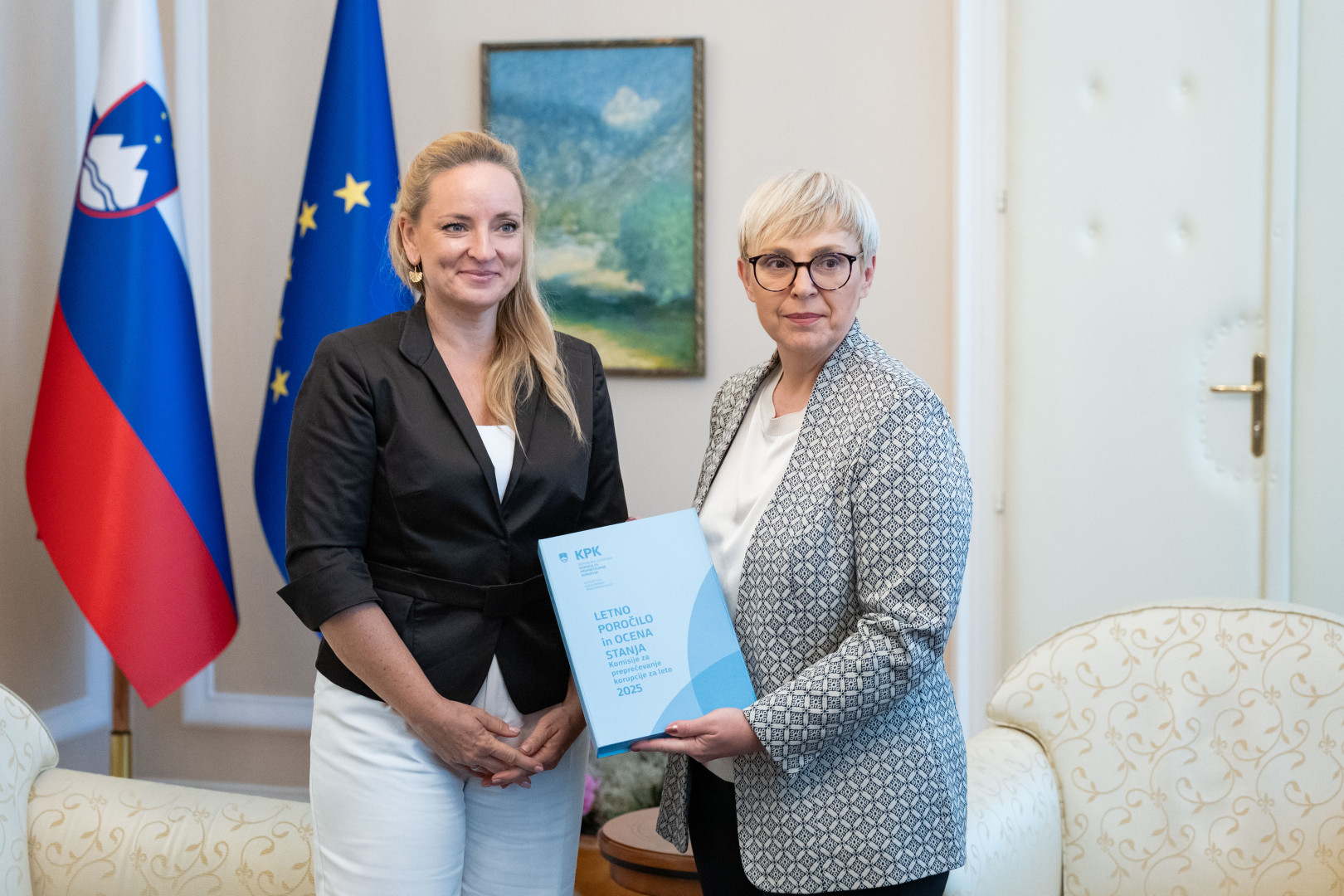 Predsednica republike in predsednica Komisije za preprečevanje korupcije Katarina Bervar Sternad ob predali letnega poročila za leto 2025.  
