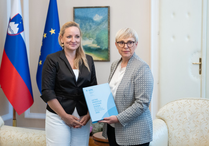 Predsednica republike in predsednica Komisije za preprečevanje korupcije Katarina Bervar Sternad ob predali letnega poročila za leto 2025.  
