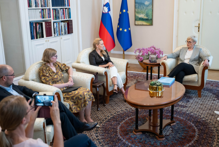 Predsednica republike in predsednica Komisije za preprečevanje korupcije Katarina Bervar Sternad z obema namestnikomaob predali letnega poročila za leto 2025.  