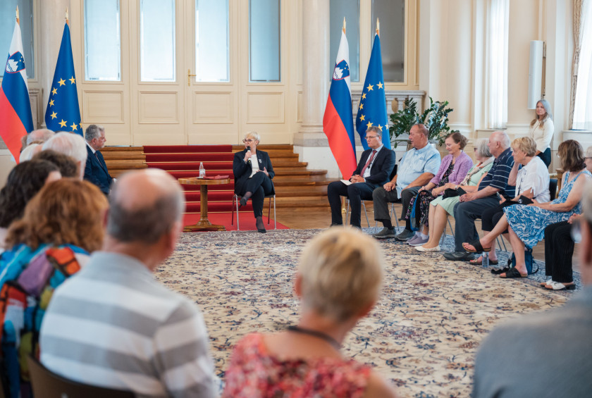 Predsednica nagovarja obiskovalce v Veliki dvorani.