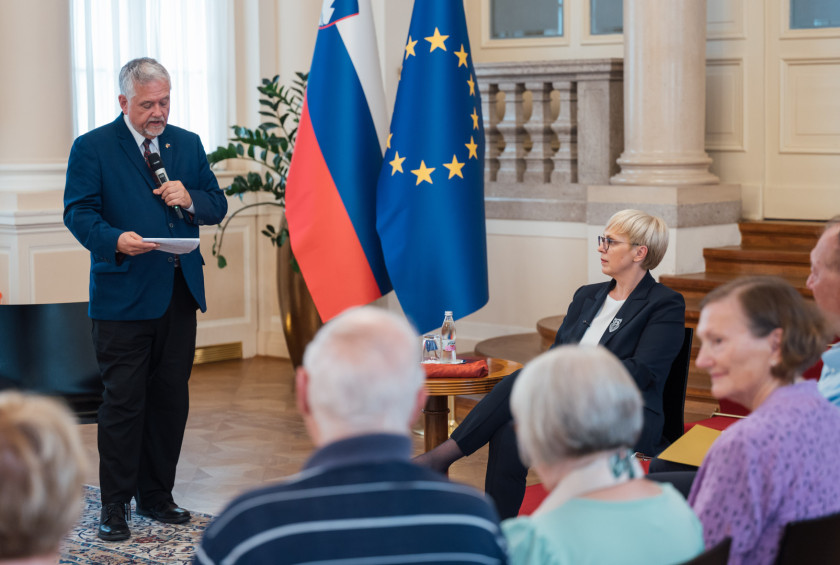 Joe Valenčič ima nagovor v Veliki dvorani.