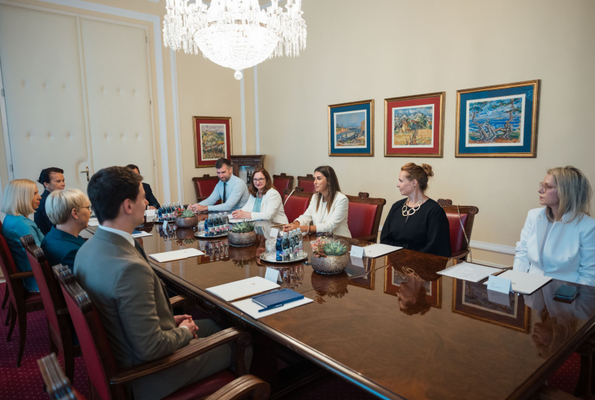 Evropska varuhinja človekovih pravic Teresa Anjinho z delegacijo med pogovorom s predsednico republike in njenimi sodelavci.ublike Slovenije dr. Simona Drenik Bavdek.