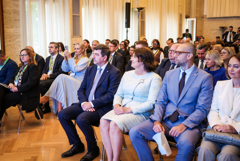 Dr. Musar in prva dama Litve sedita v prvi vrsti.