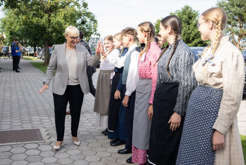 Predsednica pozdravlja dekleta v nošah.