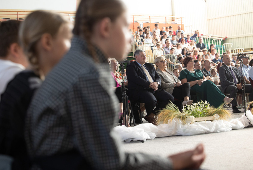 Predsednica v prvi vrsti med publiko, gleda predstavo.